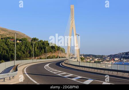 Il ponte cavo-stay Franjo Tudman Bridge (2002) a Dubrovnik, Croazia Foto Stock