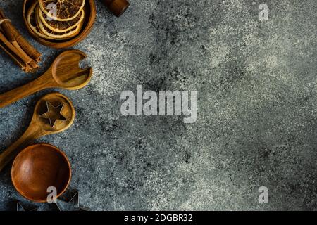 Utensili da cucina in legno, taglierina per biscotti e fette aranciate Foto Stock