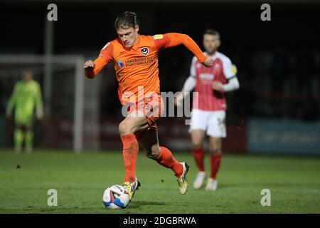 Cheltenham, Regno Unito. 8 dicembre 2020. Cameron Pring di Portsmouth durante la partita EFL Trophy tra Cheltenham Town e Portsmouth al Jonny-Rocks Stadium di Cheltenham, Inghilterra, l'8 dicembre 2020. Foto di Dave Peters/prime Media Images. Credit: Prime Media Images/Alamy Live News Foto Stock