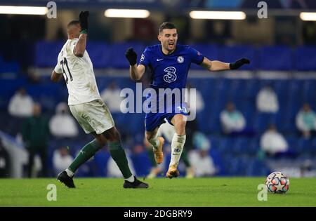 Fernando Kaio del FC Krasnodar e Mateo Kovacic di Chelsea (a destra) combattono per la palla durante la partita della Champions League a Stamford Bridge, Londra. Foto Stock