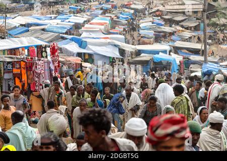 In lalibela etiopia il mercato pieno di persone nel celebrazione Foto Stock