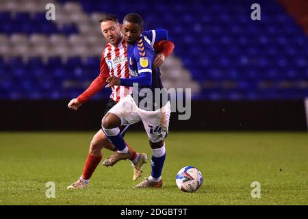 OLDHAM, INGHILTERRA. L'8 DICEMBRE, la Dylan Fage di Oldham Athletic si contende con il Callum McFadzean di Sunderland durante la partita EFL Trophy tra Oldham Athletic e Sunderland al Boundary Park di Oldham, martedì 8 dicembre 2020. (Credit: Eddie Garvey | MI News) Credit: MI News & Sport /Alamy Live News Foto Stock