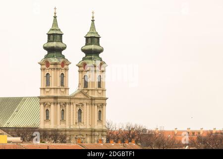 Serbia Subotica marzo 2019. Un paio di torri con il tetto verde affilato della Cattedrale di San Ter Foto Stock