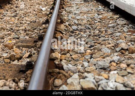 Vecchia ferrovia di ferro ha abbandonato binari ferroviari su uno sfondo ghiaioso Foto Stock