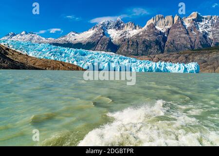 Paesaggio naturale a Glacier Grey con la montagna di roccia innevata, il lago Grey e spruzzi d'acqua Foto Stock