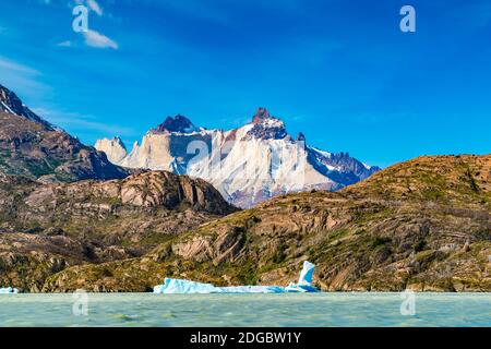 Bellissimo paesaggio con Iceberg galleggianti nel lago grigio fronte della bella montagna