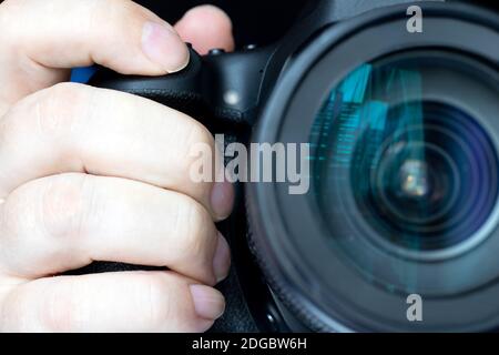 A premendo il pulsante di scatto di una fotocamera, primo piano. A scattare una foto. Foto Stock