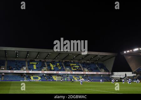 Londra, Regno Unito. 8 dicembre 2020. I giocatori di Millwall e Queen Park Rangers prendono il ginocchio tra le grazie dei tifosi prima del calcio d'inizio. EFL Skybet Championship, Millwall contro Queens Park Rangers al Den di Londra martedì 8 dicembre 2020. Questa immagine può essere utilizzata solo per scopi editoriali. Solo per uso editoriale, è richiesta una licenza per uso commerciale. Nessun utilizzo nelle scommesse, nei giochi o nelle pubblicazioni di un singolo club/campionato/giocatore. pic by Steffan Bowen/Andrew Orchard sports photography/Alamy Live news Credit: Andrew Orchard sports photography/Alamy Live News Foto Stock