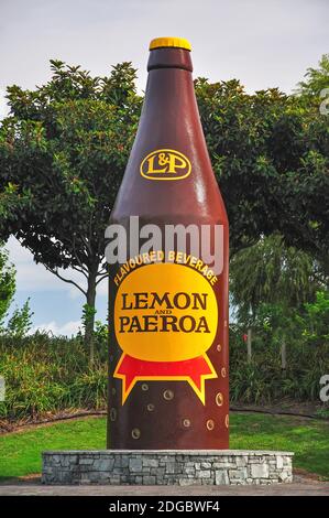 Il Gigante Lemon & Paeroa soft drink bottiglia, Paeroa, regione di Waikato, Isola del nord, Nuova Zelanda Foto Stock