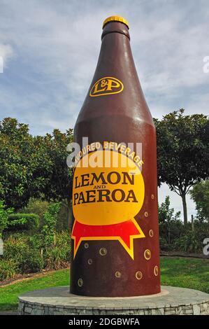 Il Gigante Lemon & Paeroa soft drink bottiglia, Paeroa, regione di Waikato, Isola del nord, Nuova Zelanda Foto Stock