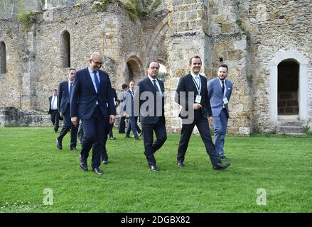 Gilles Finchelstein, direttore generale della Fondazione Jean-Jaures, presidente della Fondazione Jean-Jaures Henri Mallet, presidente francese Francois Hollande, Il segretario di Stato francese per gli affari europei Harlem Desir durante la terza sessione dell'iniziativa "Think Tanks Tandem - Together for Europe", incentrata sulla politica economica e monetaria dell'Unione europea e ospitata dalla Fondazione Jean-Jaures presso l'Abbaye des Vaux-de-Cernay, a Cernay-la-Ville, vicino a Parigi, Francia il 31 marzo 2017. Foto di Christian Liegi/ABACAPRESS.COM Foto Stock