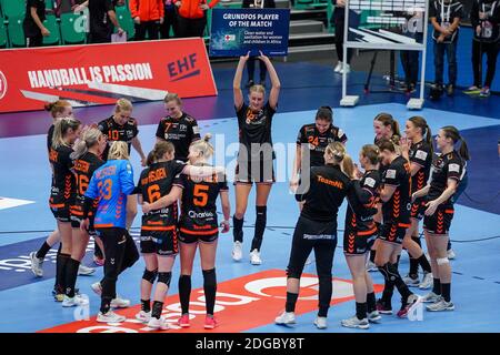 KOLDING, DANIMARCA - 8 DICEMBRE: Squadra dei Paesi Bassi che festeggia la vittoria e il prossimo round, Kelly Dulfer delle donne olandesi della partita durante la W Foto Stock