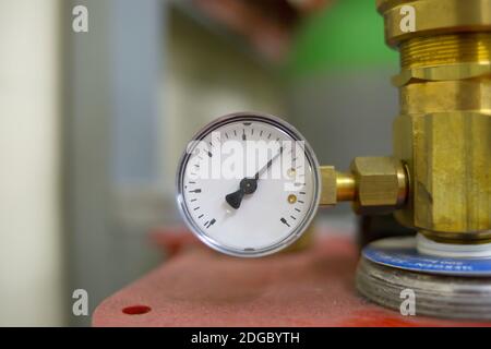 Regolatore di pressione di lavoro orologio manometro tecnica gas liquidi e olio primo piano Foto Stock