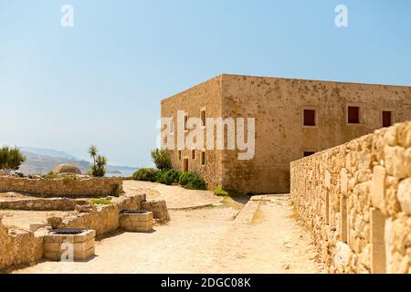 Grecia Creta Rethymnon Fortezza rovine di una vecchia casa nel terreno. Edificio storico italia Foto Stock