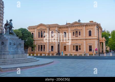 Vista al tramonto della biblioteca statale e del memoriale di guerra nazionale ad Adelaide, Australia Foto Stock