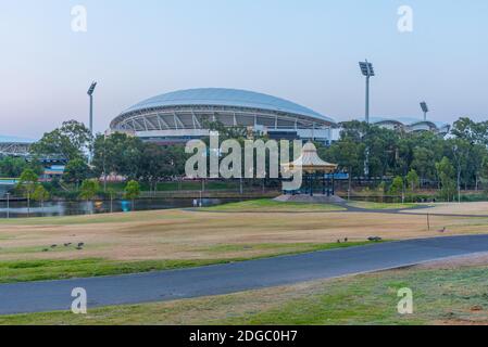 Vista al tramonto di Adelaide ovale visto dietro il fiume torrens in Australia Foto Stock