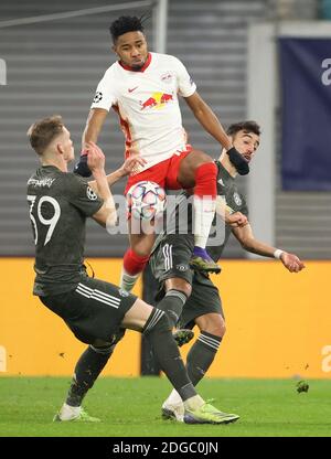 Lipsia, Germania. 8 dicembre 2020. Calcio: Champions League, gruppo, gruppo H, 6° incontro RB Leipzig - Manchester United nella Red Bull Arena. Christopher Nkunku (M) di Lipsia contro Scott McTominay (l) e Bruno Fernandes di Manchester. Credit: Jan Woitas/dpa-Zentralbild/dpa/Alamy Live News Foto Stock