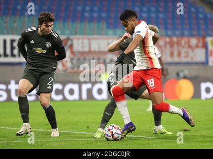 Lipsia, Germania. 8 dicembre 2020. Calcio: Champions League, gruppo, gruppo H, 6° incontro RB Leipzig - Manchester United nella Red Bull Arena. Leipzigs Christopher Nkunku (r) contro i Manchester Donny van de Beek (M) e Victor Lindelöf. Credit: Jan Woitas/dpa-Zentralbild/dpa/Alamy Live News Foto Stock