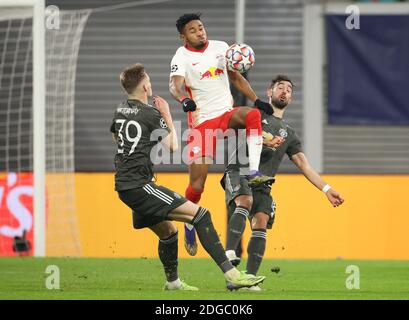 Lipsia, Germania. 8 dicembre 2020. Calcio: Champions League, gruppo, gruppo H, 6° incontro RB Leipzig - Manchester United nella Red Bull Arena. Christopher Nkunku (M) di Lipsia contro Scott McTominay (l) e Bruno Fernandes di Manchester. Credit: Jan Woitas/dpa-Zentralbild/dpa/Alamy Live News Foto Stock