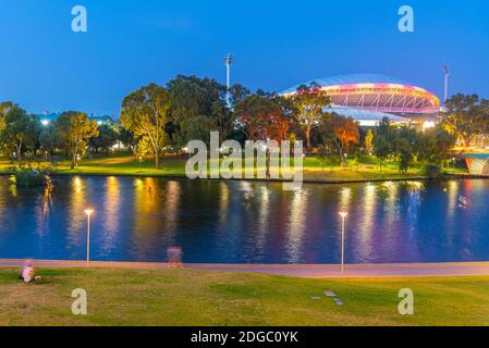 Vista al tramonto di Adelaide ovale visto dietro il fiume torrens in Australia Foto Stock