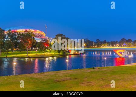 Vista al tramonto di Adelaide ovale visto dietro il fiume torrens in Australia Foto Stock
