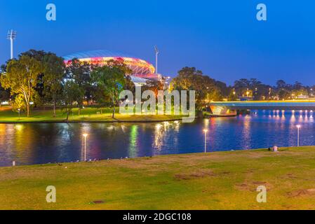 Vista al tramonto di Adelaide ovale visto dietro il fiume torrens in Australia Foto Stock