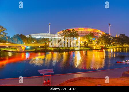 Vista al tramonto di Adelaide ovale visto dietro il fiume torrens in Australia Foto Stock