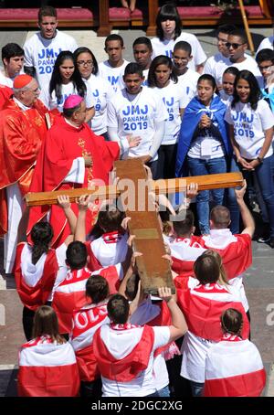 I giovani di Panama ricevono una croce di legno dai giovani polacchi, mentre Panama ospiterà la Giornata Mondiale della Gioventù 2019 al termine della Messa della Domenica delle Palme celebrata da papa Francesco in piazza San Pietro il 9 aprile 2017 in Vaticano. Segna l'inizio ufficiale della settimana Santa di Pasqua. Foto di Eric Vandeville/ABACAPRESS.COM Foto Stock