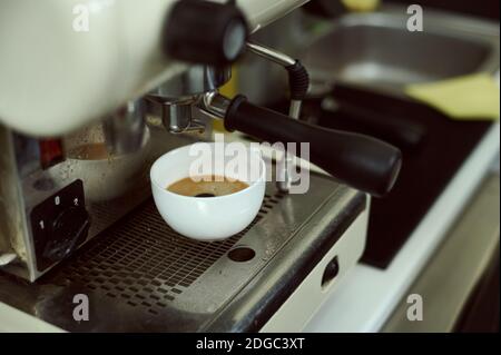 Vista della tazza espresso su una macchina da caffè professionale Foto Stock