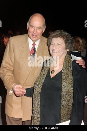 ARCHIVIO: LOS ANGELES, CA. 30 ottobre 1995: Direttore Carl Reiner & moglie Estelle Reiner alla prima di 'Home for the Holidays' a Los Angeles. Foto del file © Paul Smith/Caratteristiche Foto Stock