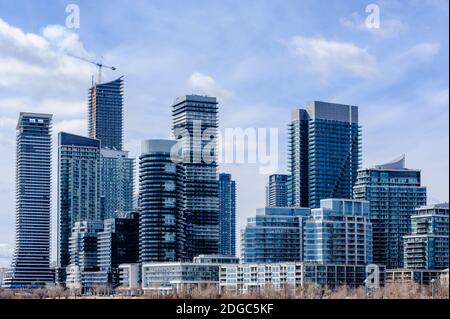 TORONTO, CANADA - 17 MARZO 2019: Moderno condominio residenziale torre sviluppi a Etobicoke, nella parte occidentale della città. Foto Stock