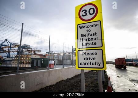 Benvenuti al Belfast Harbour Estate. È stato raggiunto un accordo su come implementare gli aspetti della Brexit dell’Irlanda del Nord che coinvolgono le frontiere e il commercio, hanno affermato l’UE e il Regno Unito. Foto Stock