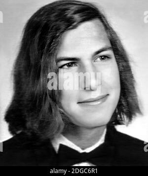 1972 ca, USA : il celebre STEVE JOBS ( Steven Paul , 1955 - 2011 ) quando era un giovane di 17 anni . Fotografo sconosciuto . Magnate americano di affari, progettista industriale, investitore e proprietario di mezzi fondatore della società DI APPLE. Fotografo sconosciuto .- INFORMATICA - INFORMATICO - INFORMATICA - INFORMATICA - INFORMATICA - INVENTORE - INVENTORE - STORIA - FOTO STORICHE - personalità da bambino bambini da giovane - personalità quando era giovane - INFANTIA - INFANZIA - BAMBINO - BAMBINI - BAMBINI - BAMBINO --- ARCHIVIO GBB Foto Stock