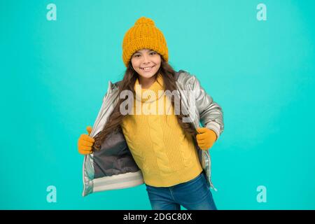 Facciamo questo. I bambini si affrettano verso l'avventura. Infanzia felice. Tempo per le vacanze di natale. Bambino elegante. Moda autunno. Ragazza adolescente in giacca gonna d'argento. Abbigliamento caldo alla moda. Foto Stock