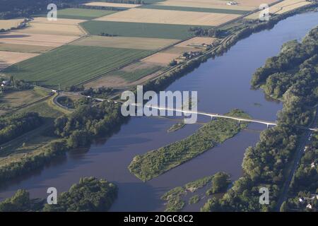 Volo in mongolfiera sul fiume Loira in Francia Foto Stock