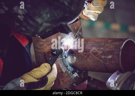 Campione di controllo della saldatura ad arco in argon di tubi in acciaio al carbonio Foto Stock