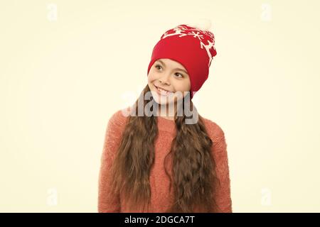 Statico e l'effetto crespo. Bambino adorabile lunghi capelli morbidi cappello di pelliccia. Prodotti per la cura del bambino concetto. Anti statica prodotto per i capelli. Ragazza capelli lunghi indossare pellicce hat sfondo bianco. Inverno shampoo e balsamo prevenire danni ai capelli. Foto Stock