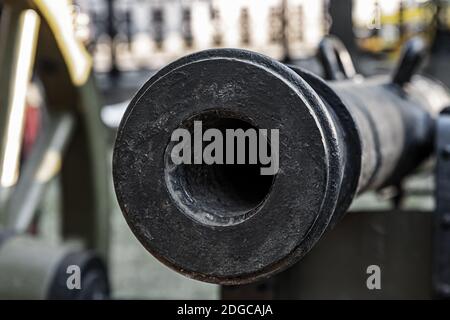 Tronco di una pesante pistola in ghisa da vicino, cannone a foro liscio Foto Stock