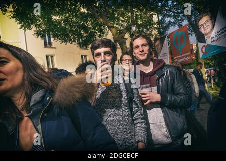 I sostenitori partecipano al contendente di estrema sinistra alle elezioni presidenziali francesi, il raduno della campagna di Jean-Luc Melenchon a Parigi, in Francia, il 21 aprile 2017. Il candidato populista della coalizione 'la France insoumise' (la Francia ribelle) è salito a un inaspettato 18% nei sondaggi, facendolo uno dei quattro seri contendenti a vincere il primo turno di voti. Foto di Renaud Khanh/ABACAPRESS.COM Foto Stock