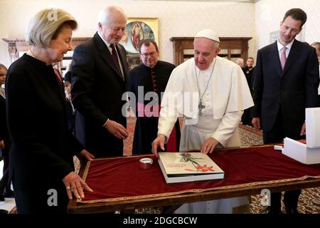 Papa Francesco incontra il principe Hans-Adam del Liechtenstein sua moglie la principessa Maria e il principe ereditario Alois del Liechtenstein e sua moglie la principessa Sophie del Liechtenstein durante un'udienza al Palazzo Apostolico il 22 aprile 2017 in Vaticano. Foto di ABACAPRESS.COM Foto Stock