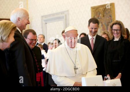 Papa Francesco incontra il principe Hans-Adam del Liechtenstein sua moglie la principessa Maria e il principe ereditario Alois del Liechtenstein e sua moglie la principessa Sophie del Liechtenstein durante un'udienza al Palazzo Apostolico il 22 aprile 2017 in Vaticano. Foto di ABACAPRESS.COM Foto Stock