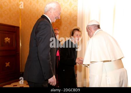 Papa Francesco incontra il principe Hans-Adam del Liechtenstein sua moglie la principessa Maria e il principe ereditario Alois del Liechtenstein e sua moglie la principessa Sophie del Liechtenstein durante un'udienza al Palazzo Apostolico il 22 aprile 2017 in Vaticano. Foto di ABACAPRESS.COM Foto Stock