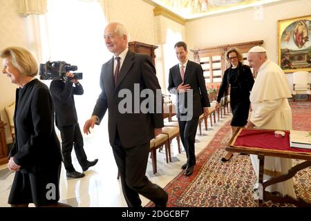 Papa Francesco incontra il principe Hans-Adam del Liechtenstein sua moglie la principessa Maria e il principe ereditario Alois del Liechtenstein e sua moglie la principessa Sophie del Liechtenstein durante un'udienza al Palazzo Apostolico il 22 aprile 2017 in Vaticano. Foto di ABACAPRESS.COM Foto Stock