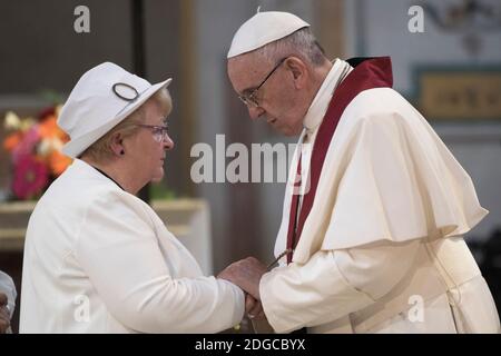 Francesco conforta Roselyne Hamel sorella di Jacques Hamel, anziano sacerdote francese ucciso dai militanti islamici in una chiesa in Normandia il 26 luglio; 2016 durante la celebrazione di una Liturgia della Parola in memoria dei nuovi Martiri del XX e XXI secolo nella Basilica di San Bartolomeo, il 22 aprile 2017 a Roma, Italia. Il pontefice ha reso omaggio con uno speciale servizio di preghiera al coraggio dei martiri cristiani. Francesco ha pregato che ‘i cristiani perseguitati sono protetti e che la pace presto arriva al mondo» Foto di ABACAPRESS.COM Foto Stock