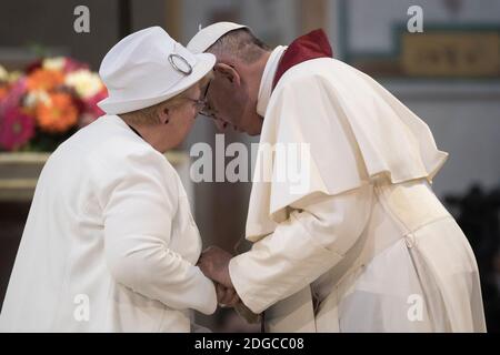 Francesco conforta Roselyne Hamel sorella di Jacques Hamel, anziano sacerdote francese ucciso dai militanti islamici in una chiesa in Normandia il 26 luglio; 2016 durante la celebrazione di una Liturgia della Parola in memoria dei nuovi Martiri del XX e XXI secolo nella Basilica di San Bartolomeo, il 22 aprile 2017 a Roma, Italia. Il pontefice ha reso omaggio con uno speciale servizio di preghiera al coraggio dei martiri cristiani. Francesco ha pregato che ‘i cristiani perseguitati sono protetti e che la pace presto arriva al mondo» Foto di ABACAPRESS.COM Foto Stock