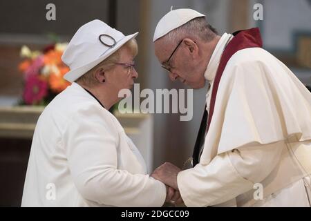 Francesco conforta Roselyne Hamel sorella di Jacques Hamel, anziano sacerdote francese ucciso dai militanti islamici in una chiesa in Normandia il 26 luglio; 2016 durante la celebrazione di una Liturgia della Parola in memoria dei nuovi Martiri del XX e XXI secolo nella Basilica di San Bartolomeo, il 22 aprile 2017 a Roma, Italia. Il pontefice ha reso omaggio con uno speciale servizio di preghiera al coraggio dei martiri cristiani. Francesco ha pregato che ‘i cristiani perseguitati sono protetti e che la pace presto arriva al mondo» Foto di ABACAPRESS.COM Foto Stock