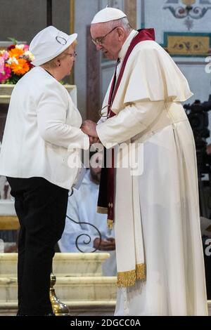 Francesco conforta Roselyne Hamel sorella di Jacques Hamel, anziano sacerdote francese ucciso dai militanti islamici in una chiesa in Normandia il 26 luglio; 2016 durante la celebrazione di una Liturgia della Parola in memoria dei nuovi Martiri del XX e XXI secolo nella Basilica di San Bartolomeo, il 22 aprile 2017 a Roma, Italia. Il pontefice ha reso omaggio con uno speciale servizio di preghiera al coraggio dei martiri cristiani. Francesco ha pregato che ‘i cristiani perseguitati sono protetti e che la pace presto arriva al mondo» Foto di ABACAPRESS.COM Foto Stock