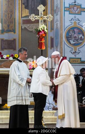 Francesco conforta Roselyne Hamel sorella di Jacques Hamel, anziano sacerdote francese ucciso dai militanti islamici in una chiesa in Normandia il 26 luglio; 2016 durante la celebrazione di una Liturgia della Parola in memoria dei nuovi Martiri del XX e XXI secolo nella Basilica di San Bartolomeo, il 22 aprile 2017 a Roma, Italia. Il pontefice ha reso omaggio con uno speciale servizio di preghiera al coraggio dei martiri cristiani. Francesco ha pregato che ‘i cristiani perseguitati sono protetti e che la pace presto arriva al mondo» Foto di ABACAPRESS.COM Foto Stock