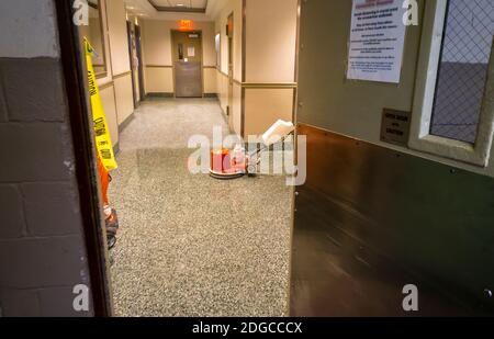 I lavoratori addetti alla manutenzione hanno un pavimento in un edificio di appartamenti a New York martedì 24 novembre 2020.(© Richard B. Levine) Foto Stock