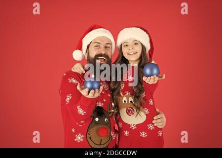 Miglior weekend di sempre. Figlia di papà e trascorrere il Natale insieme. amore familiare tempo. vacanze inverno. Il nostro piccolo miracolo di natale. padre e figlio decorare albero di natale. xmas decor shop. famiglia shopping. Foto Stock